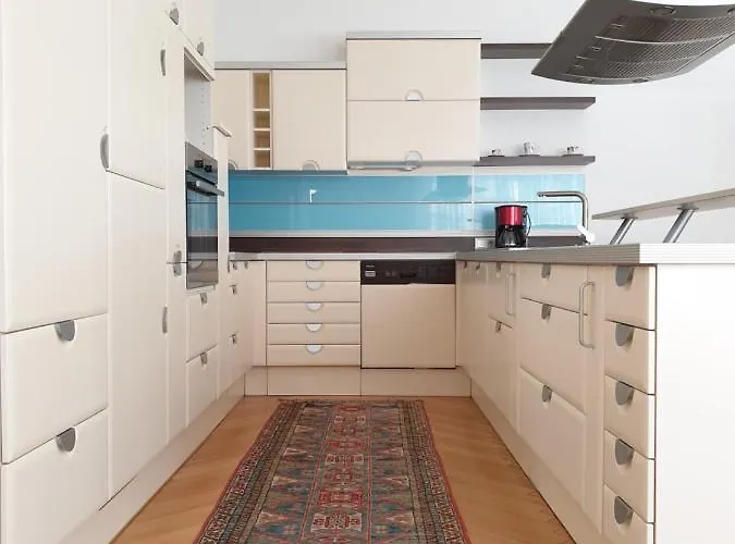 Sunny And Spacious Near Centre