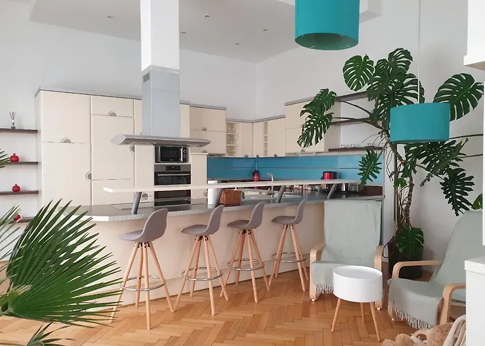 Sunny And Spacious Near Centre Διαμέρισμα *